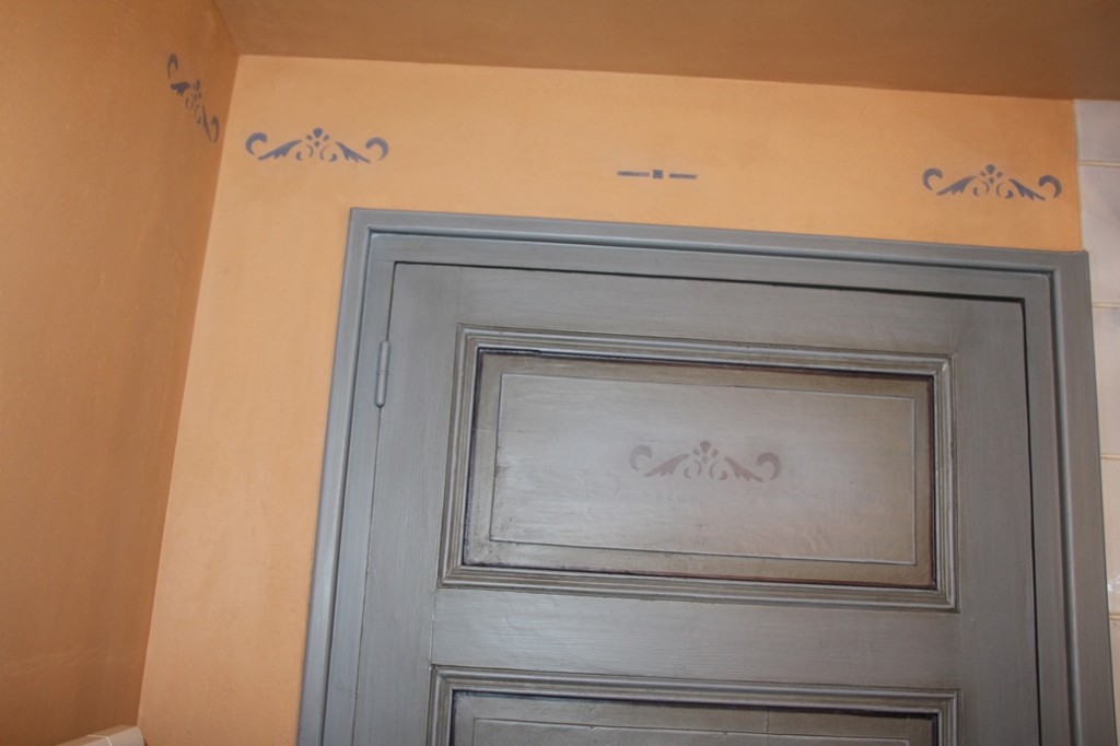 porte patinée et pochoir bleu ev