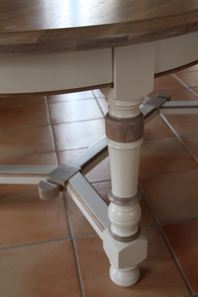 TABLE OVALE DETAIL