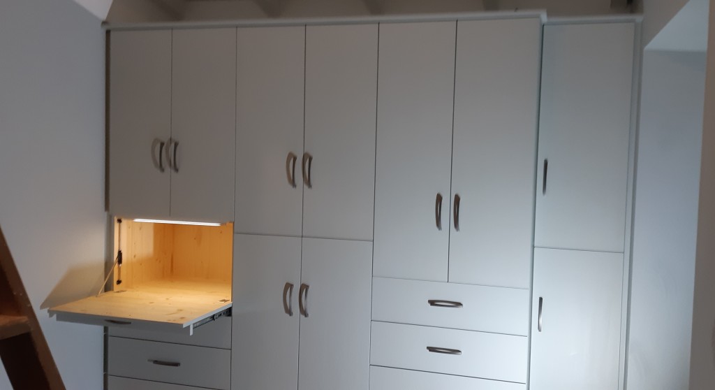 meuble noyer dans les murs